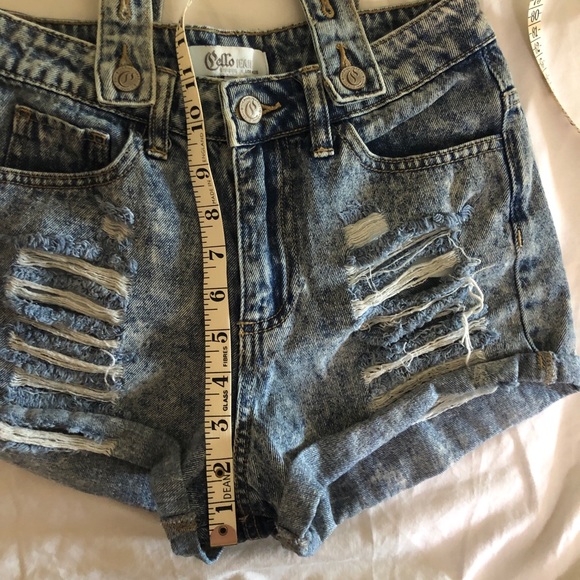 Acid wash jean shorts with detachable suspenders - Picture 3 of 4